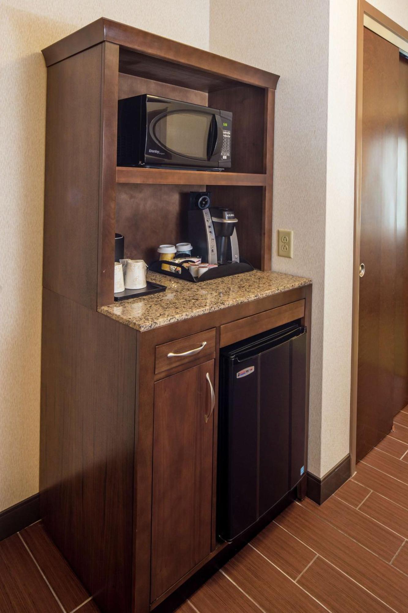 Hilton Garden Inn Юнионтаун Экстерьер фото